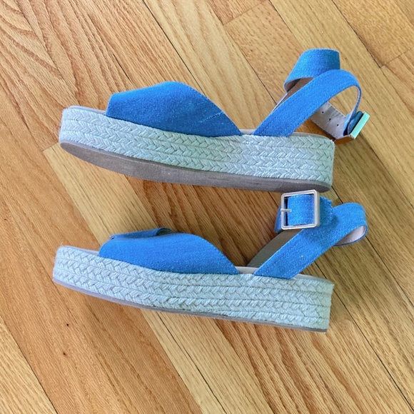 Women’s Ann Taylor LOFT denim chambray look wedge sandals with 1+3/4 inch heel - Picture 2 of 9